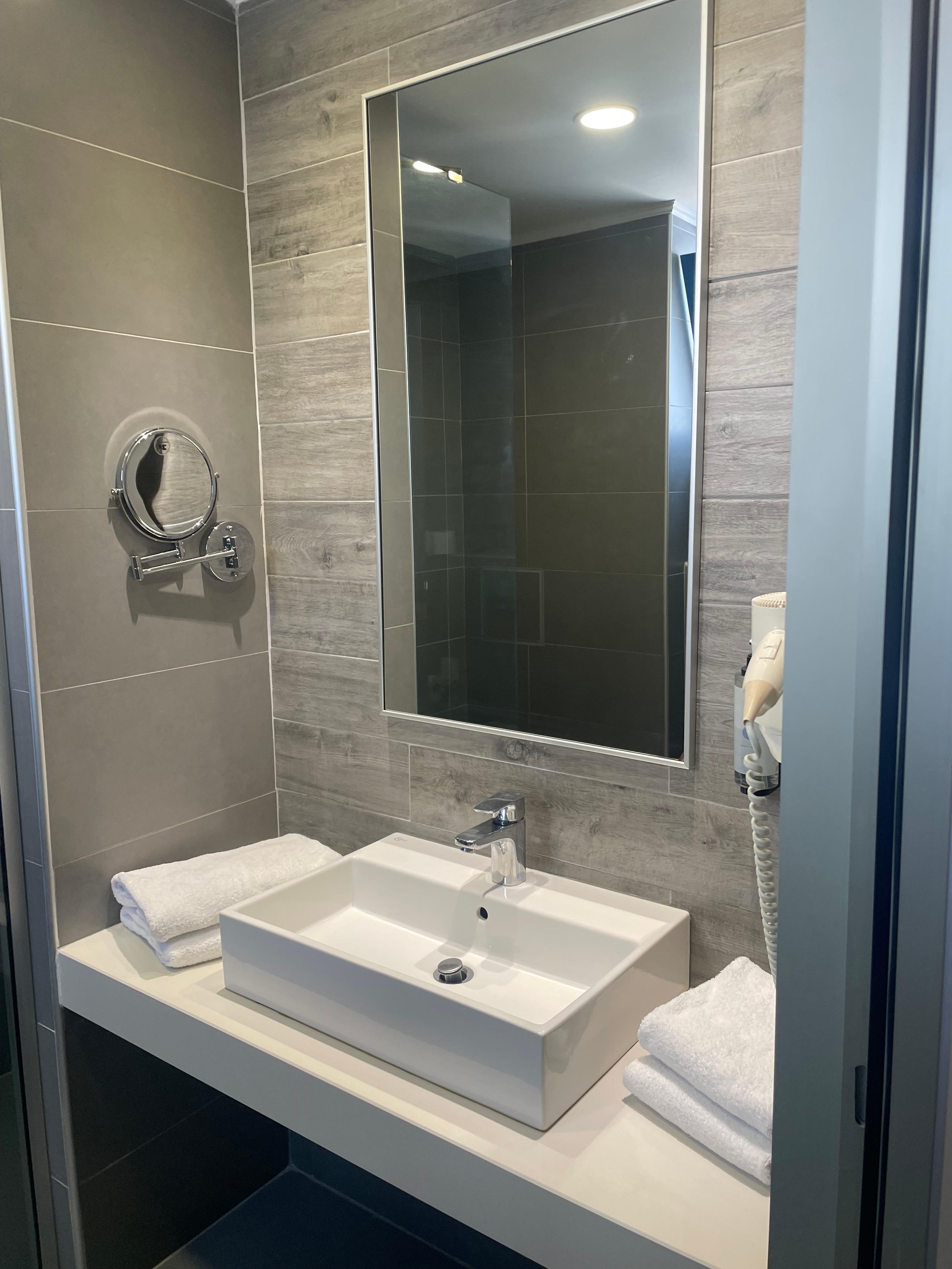 Lækkert badeværelse med masser af plads