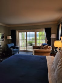 Lakeview Room (doesn't show bathroom with jacuzzi tub)