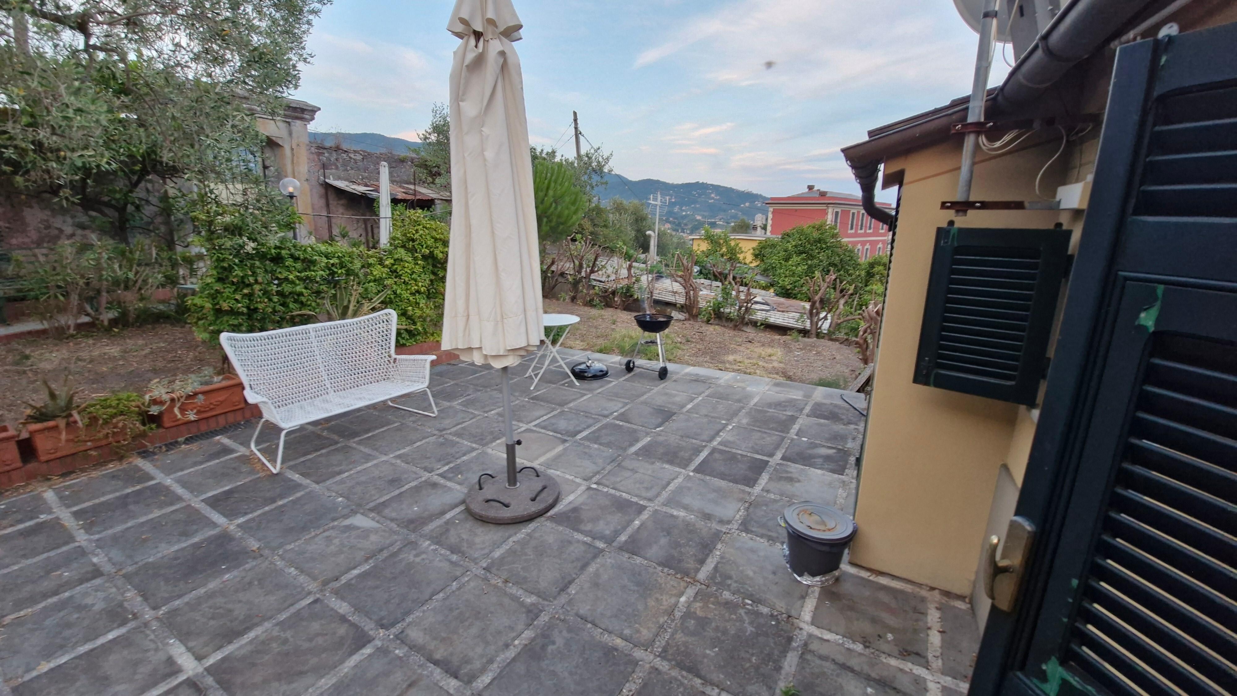 Bild von der Terrasse, keine Spur von Gasgrill oder Essgarnitur, dafĂŒr ein billiger Kohlegrill