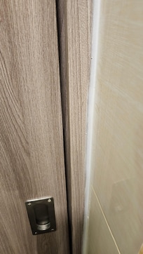 Sliding door for the toilet, no locking mechanism