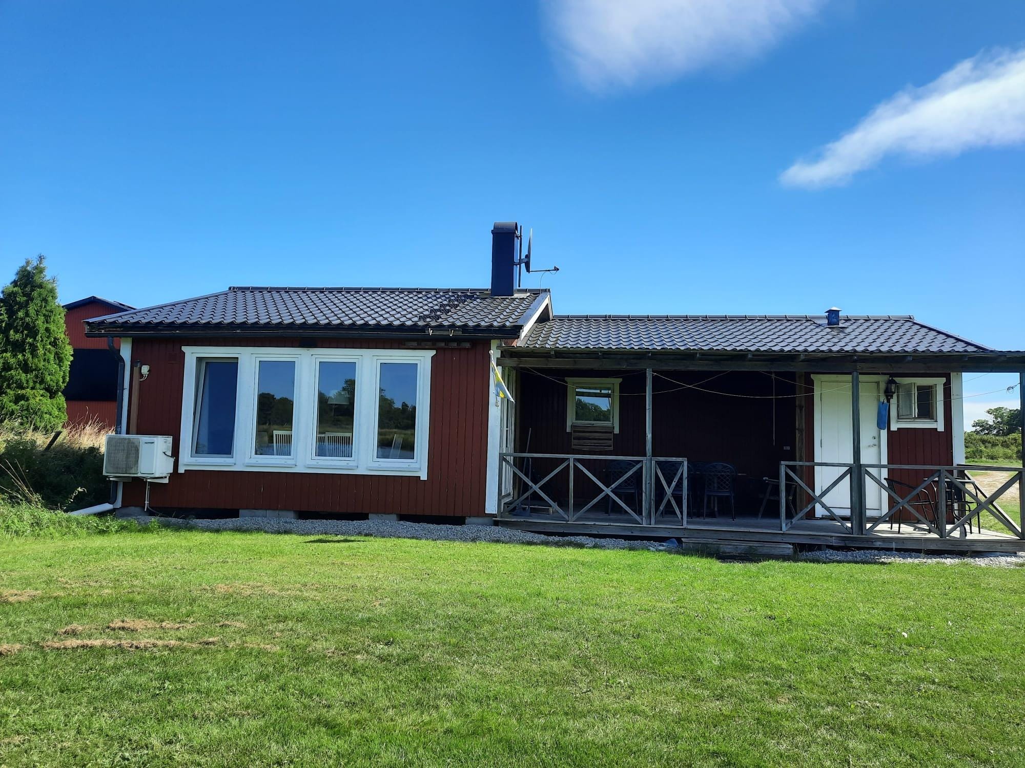 Aussicht vom See auf's Haus mit Veranda