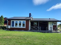 Aussicht vom See auf's Haus mit Veranda