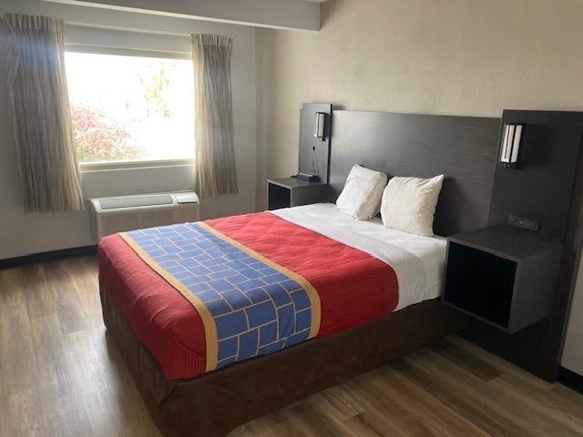 Excellent bed! Not stiff nor soft, just ask for an extra blanket.