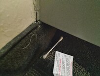 Cotonete sucio en el piso