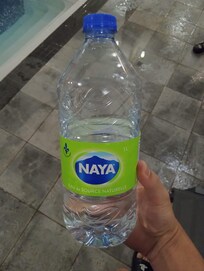 La bouteille à 4$ qu'on vous laisse dans la chambre, n'y touché pas et prenez en une fraîche a 2.25$ dans le corridor.