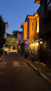 Straße & Hotel