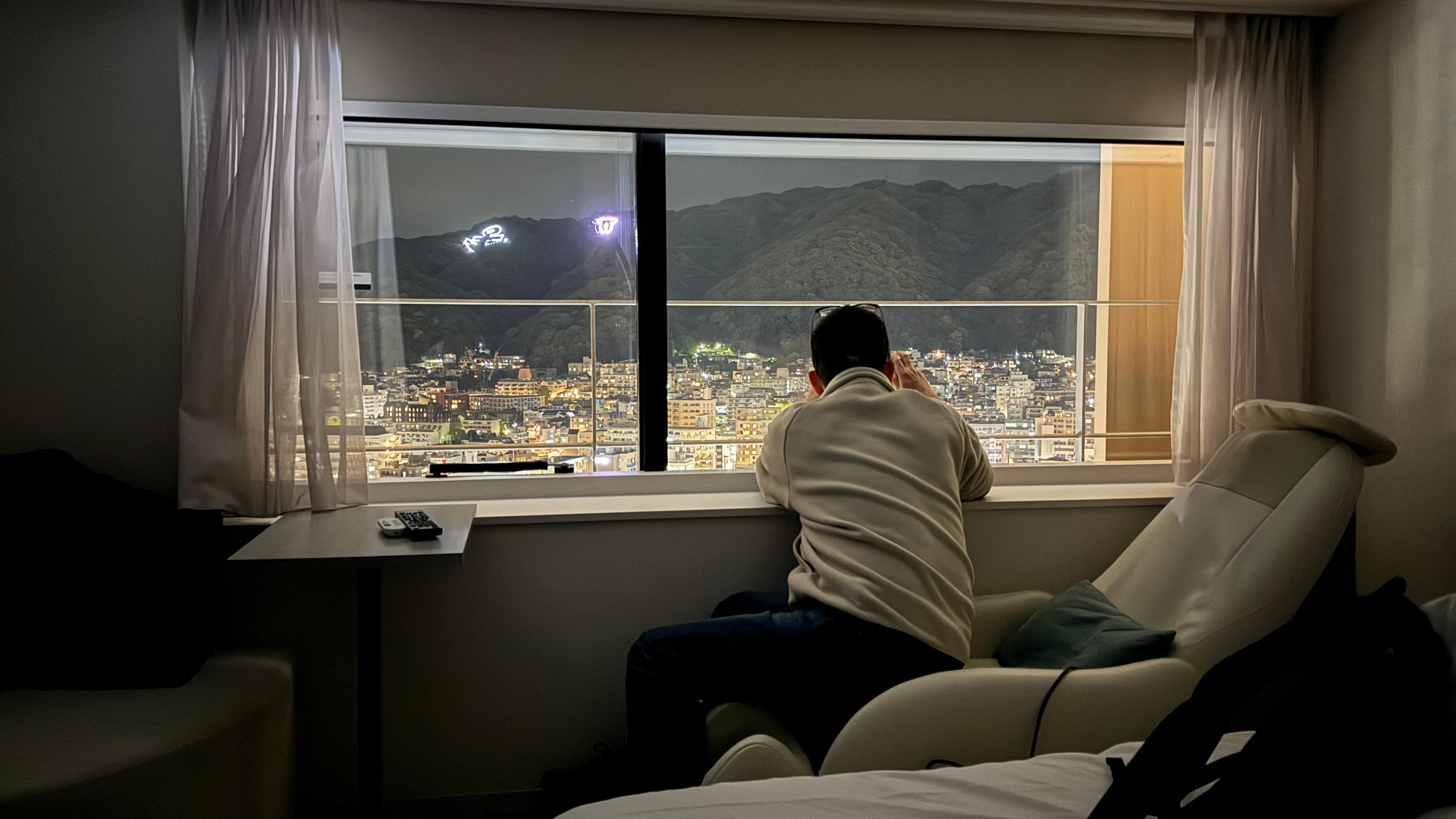 美麗的窗外夜景