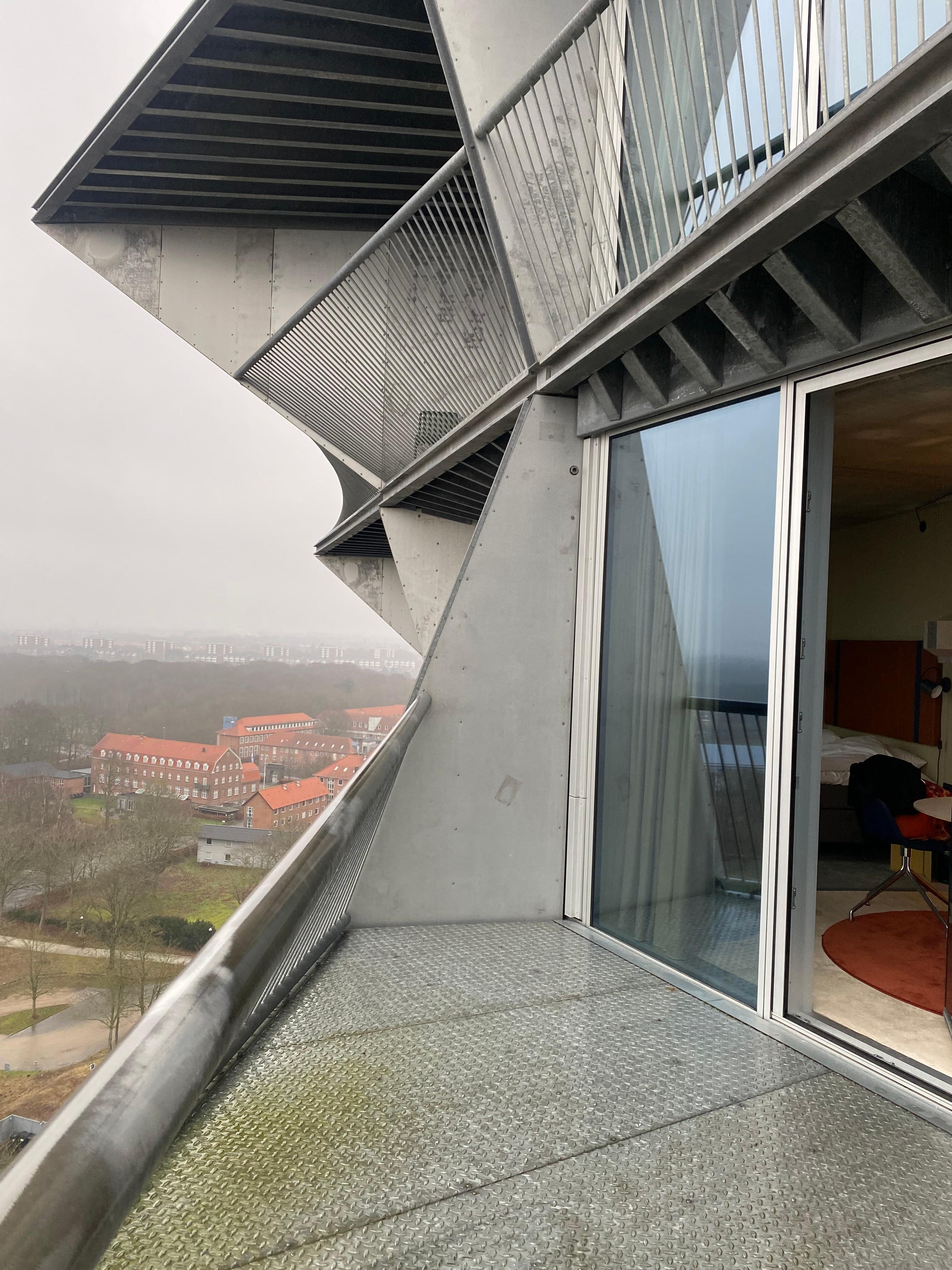 Utsikt fra en av balkongene utenfor værelset i 15 etg