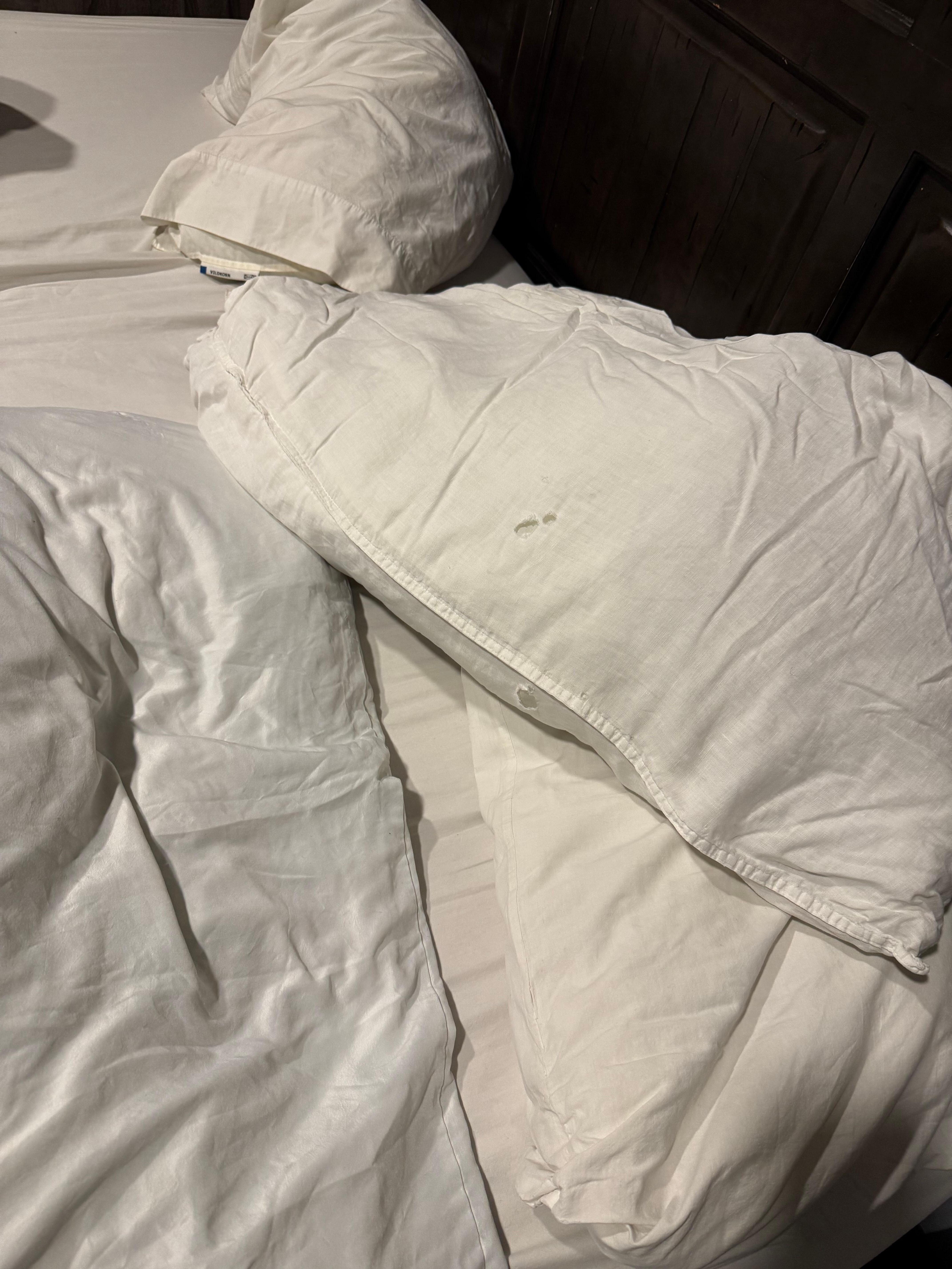 Fundas de almohadas rotas, almohadas aplastadas, viejas y casi sin relleno.