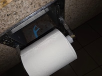 En el baño, se notó que no habían limpiado bien la habitación. Tenía cosas de las personas que anteriormente habían estado ahí.