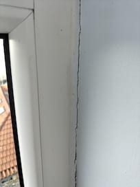 Grietas en laterales ventanas,entrando frío.