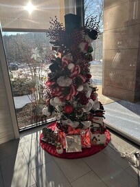 Beautifully decorated tree!! So pretty and Unique!!