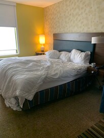 Bed after 4 days, wasn’t changed. Checked in Thursday was not changed until Sunday. And then I had to ask to have the room cleaned.