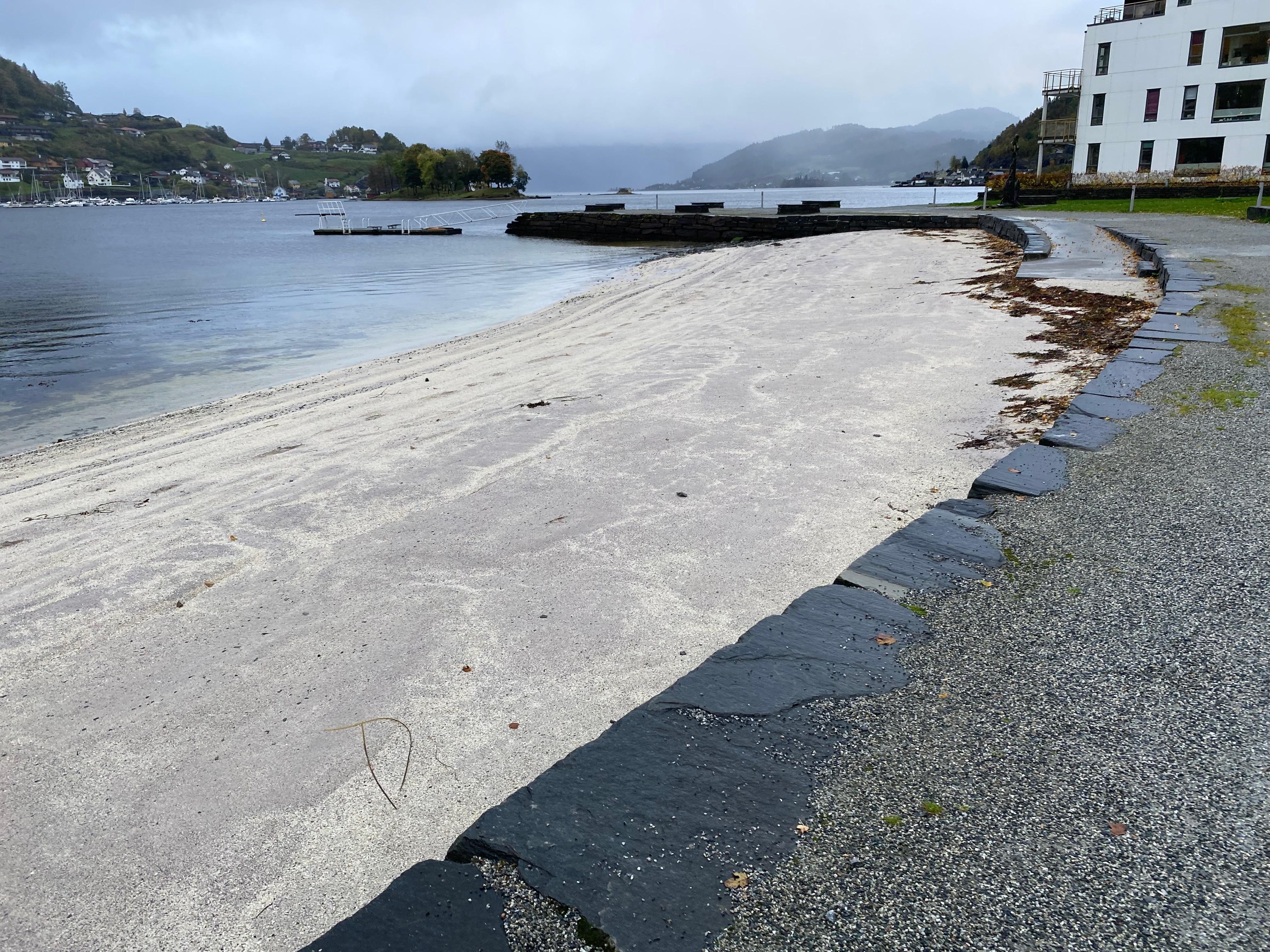 Nydelig strand rett ved hotellets gangvei ved sjøen. 