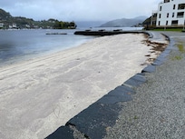 Nydelig strand rett ved hotellets gangvei ved sjøen.