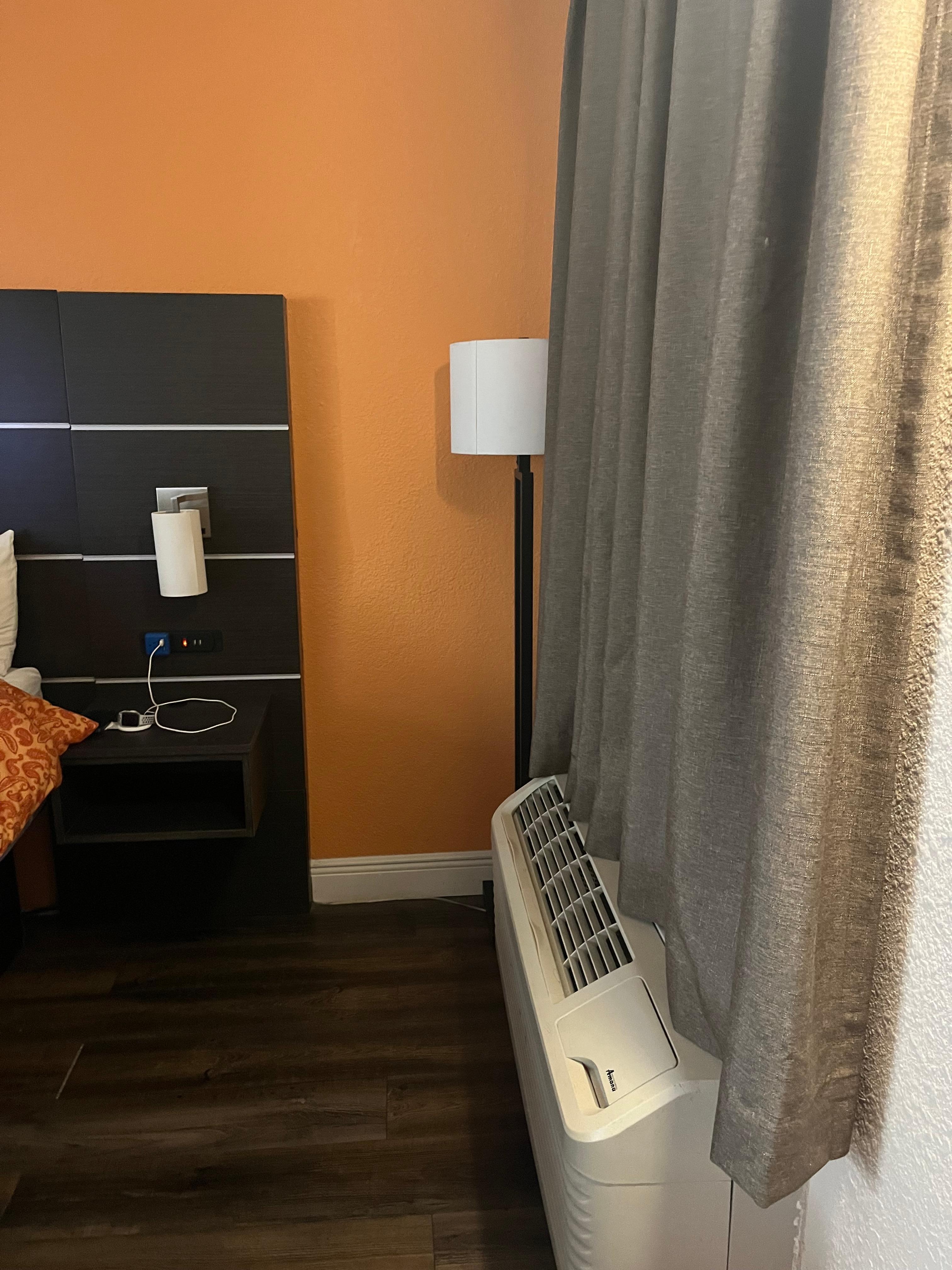 USB on both sides of the bed. Cold air conditioning!