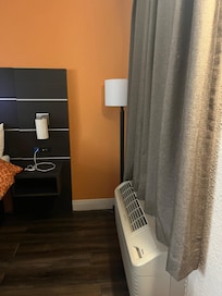 USB on both sides of the bed. Cold air conditioning!