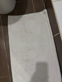 tapis de bain souillé à l’arrivée