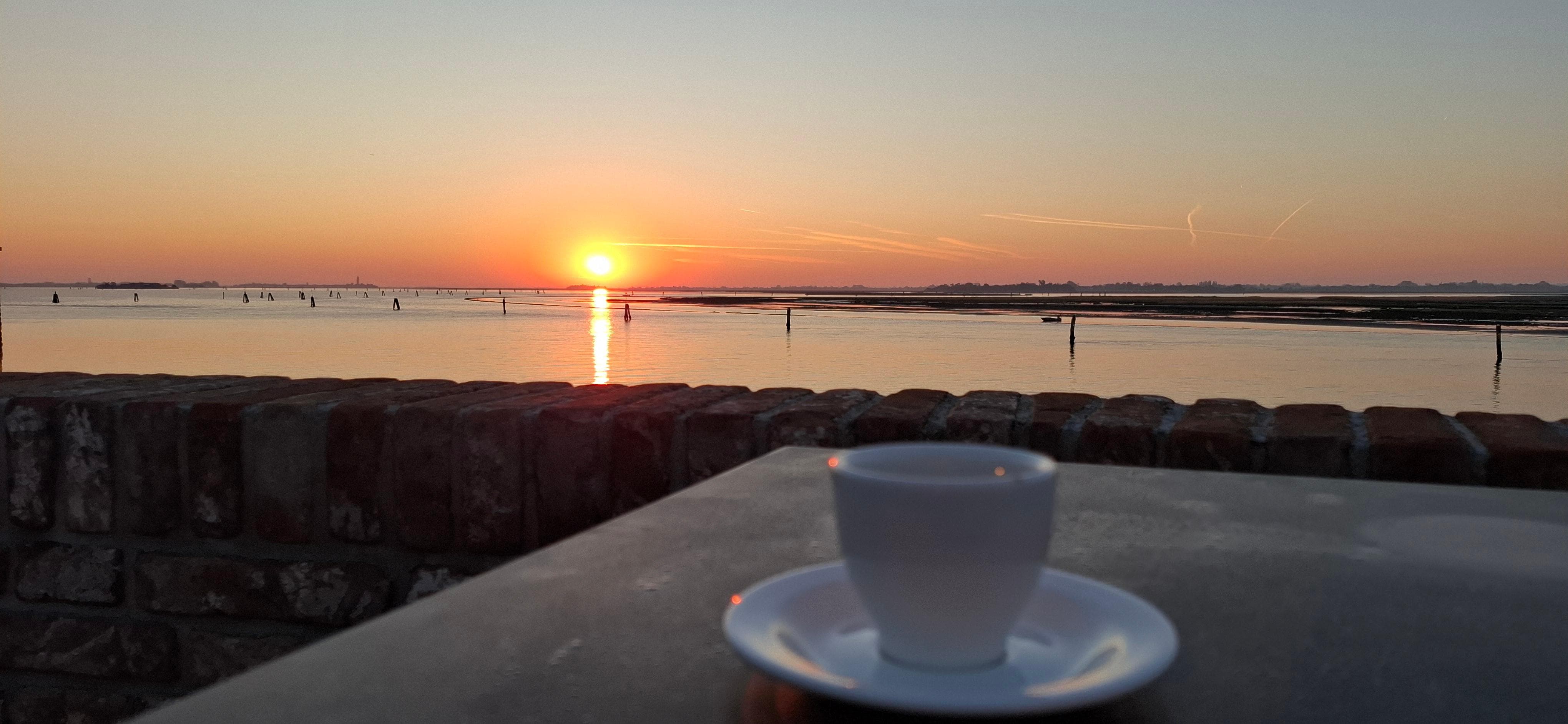 Levé du soleil avec petit café 