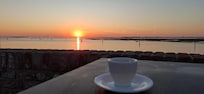 Levé du soleil avec petit café