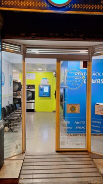 ホテルすぐ近くのランドリー