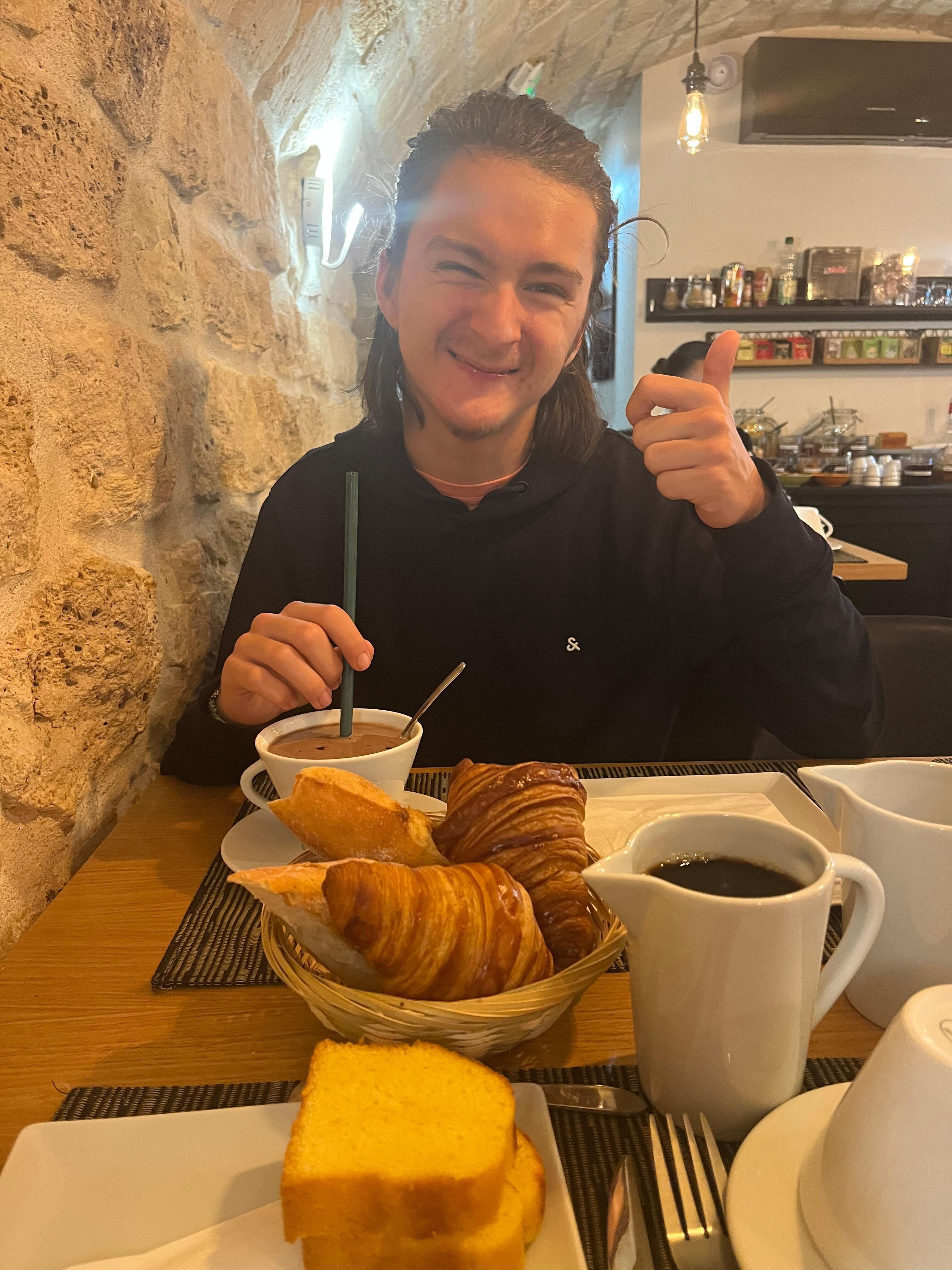 Un heureux au petit déjeuner 