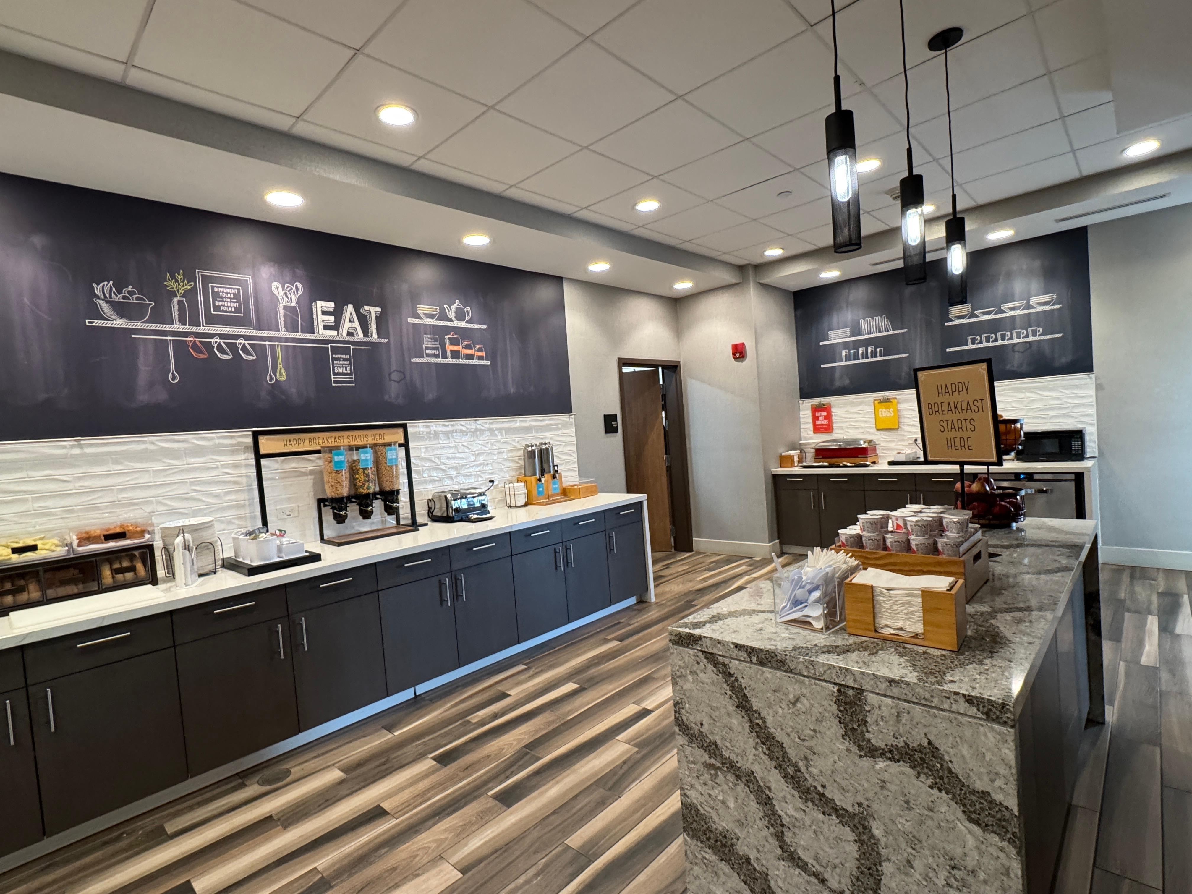 朝食6時～10時まで。ワッフルメーカー、ホットミール、オートミール､フルーツ､ヨーグルトなど