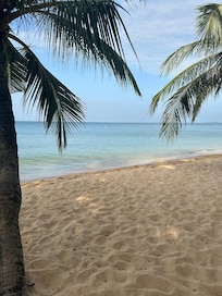 Stranden nedanför, en bit söderut.