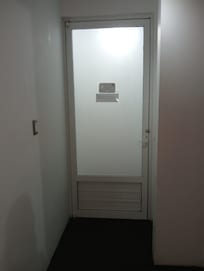 Muy inseguro,única puerta para la habitación...