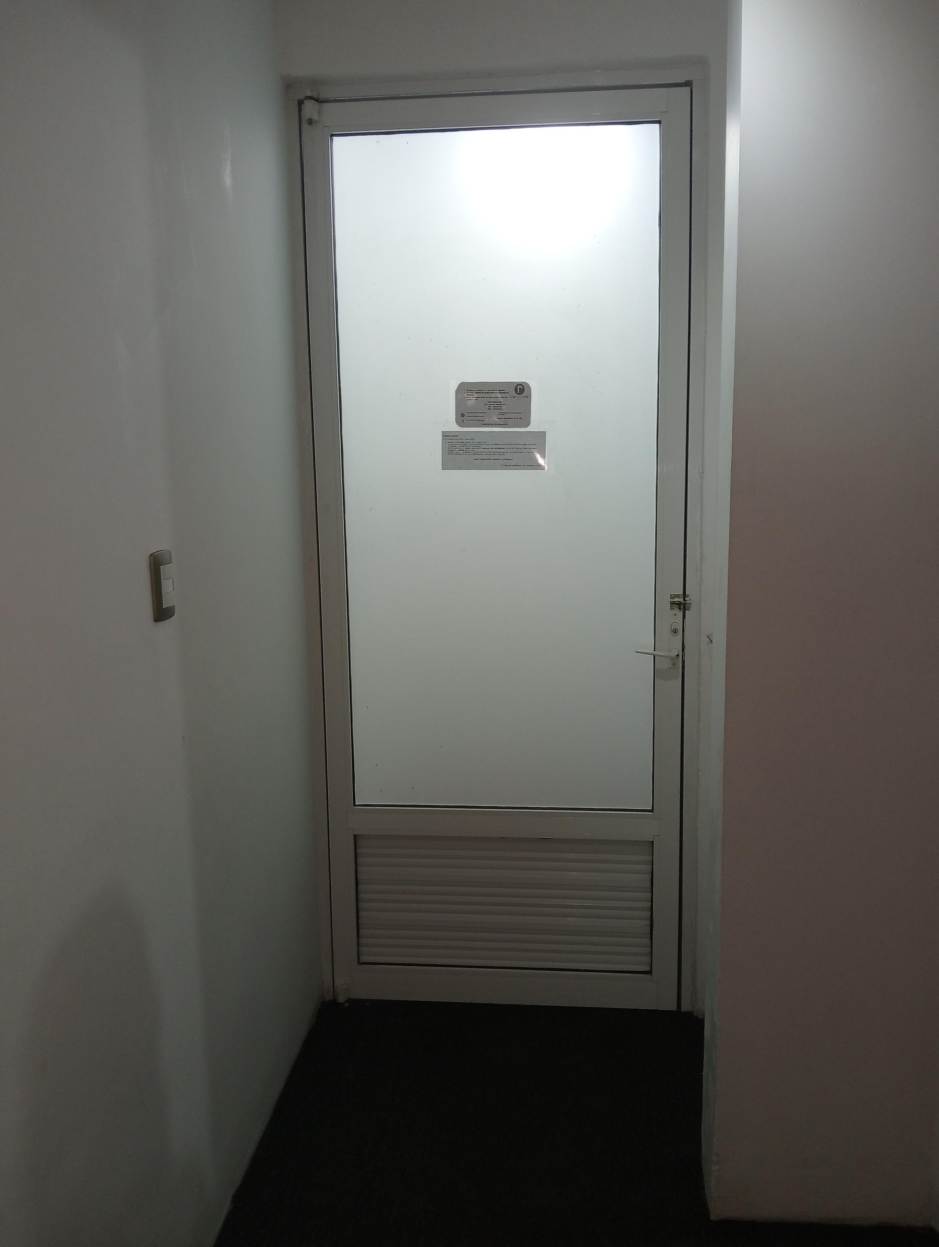 Muy inseguro,única puerta para la habitación...