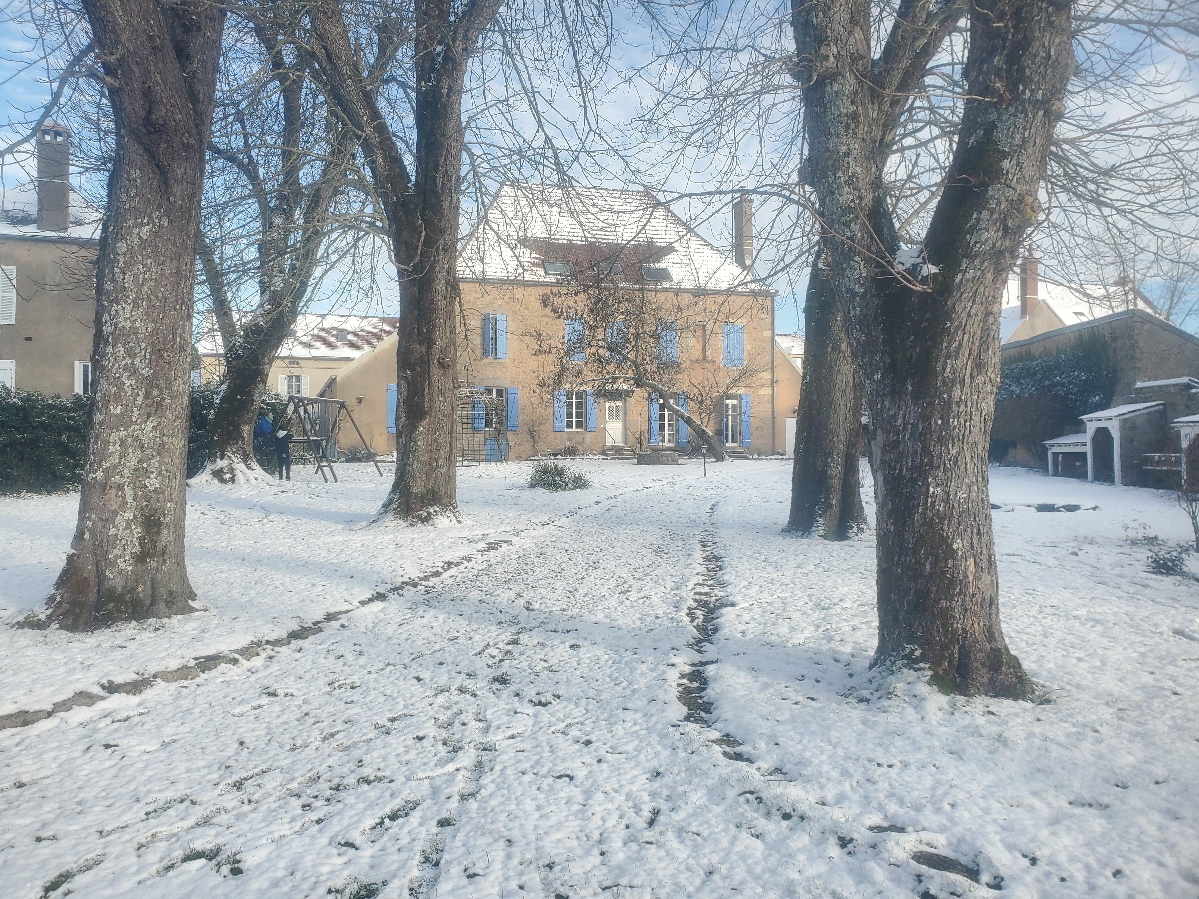 Le jardin enneigé au matin de Noël...