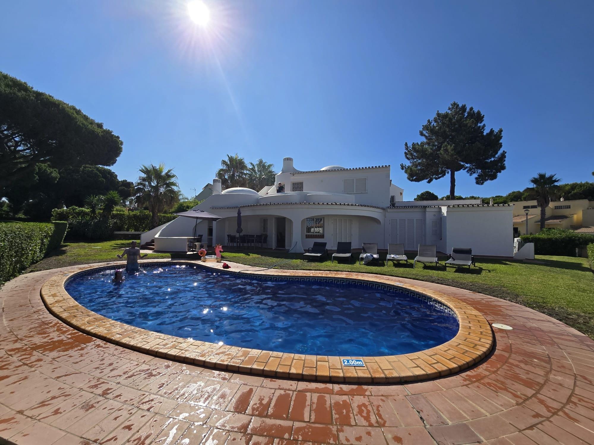 Garden, pool and 6 sun loungers