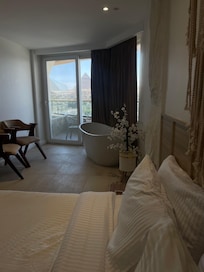 Blick vom Bett auf die Pyramiden