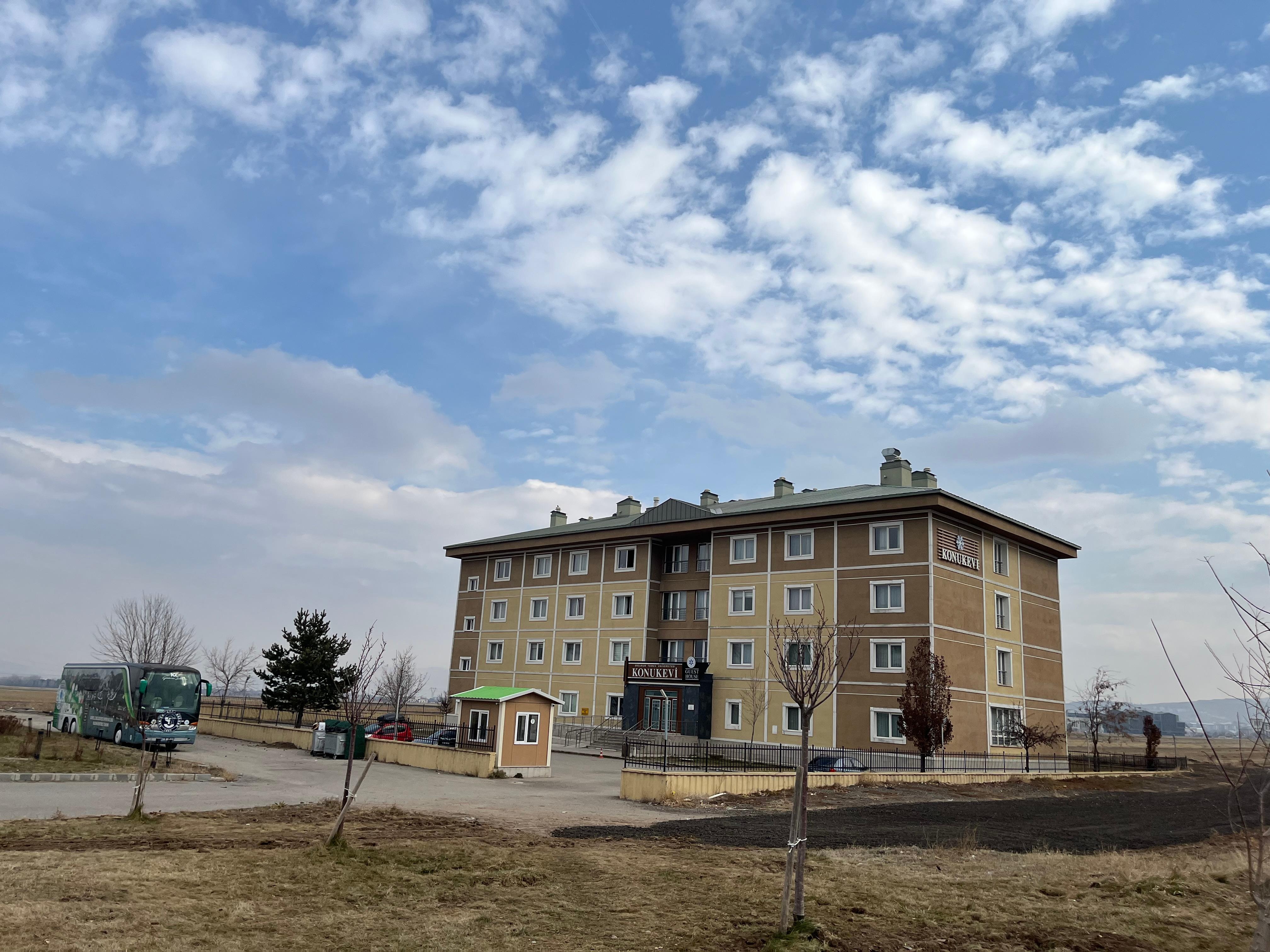 Şehirden çok uzakta. 
Sadece yaz için uygun . 