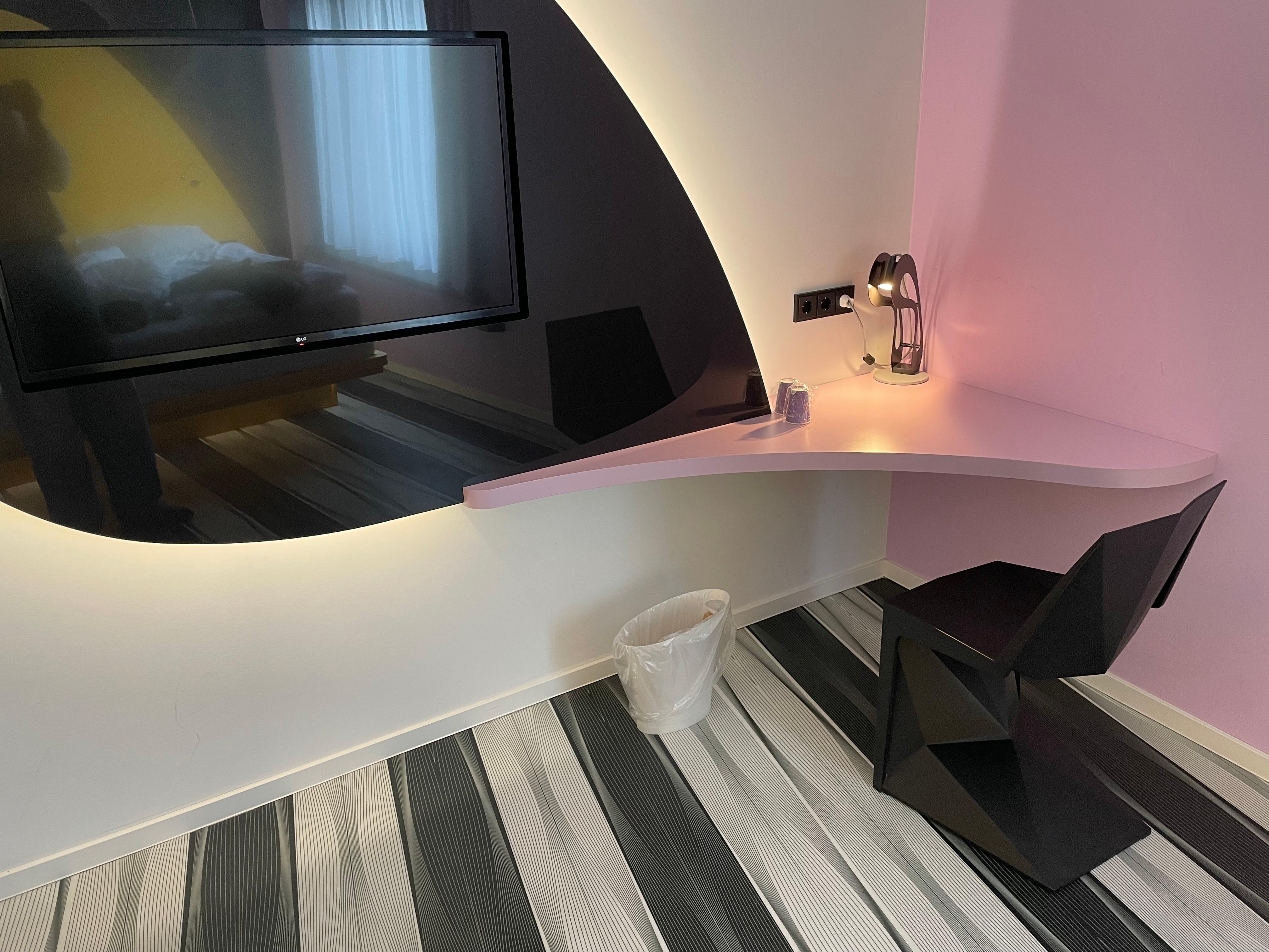 Der Sitzbereich eines superior design Doppelzimmers. 