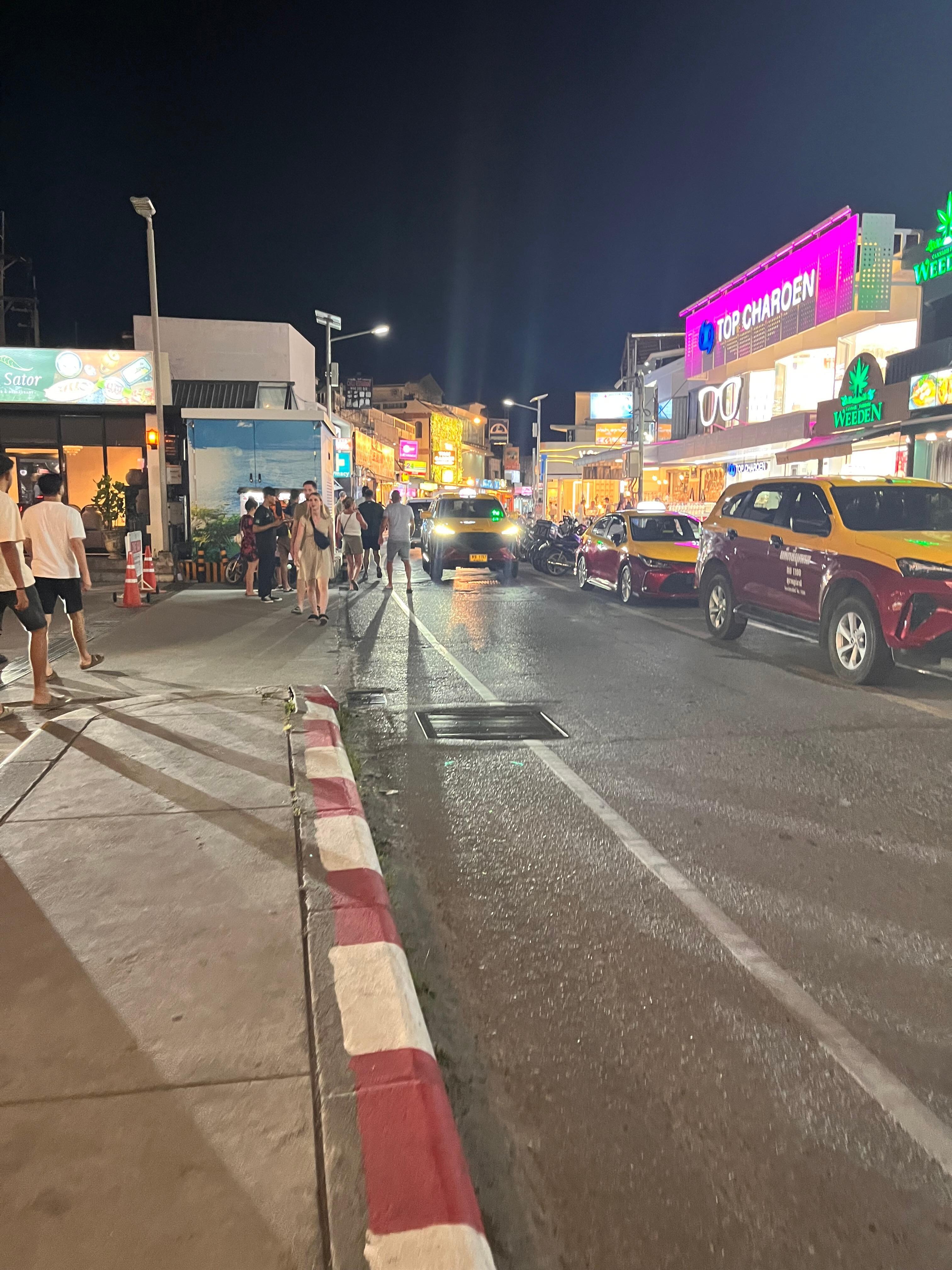 The road outside of the exit to the hotel