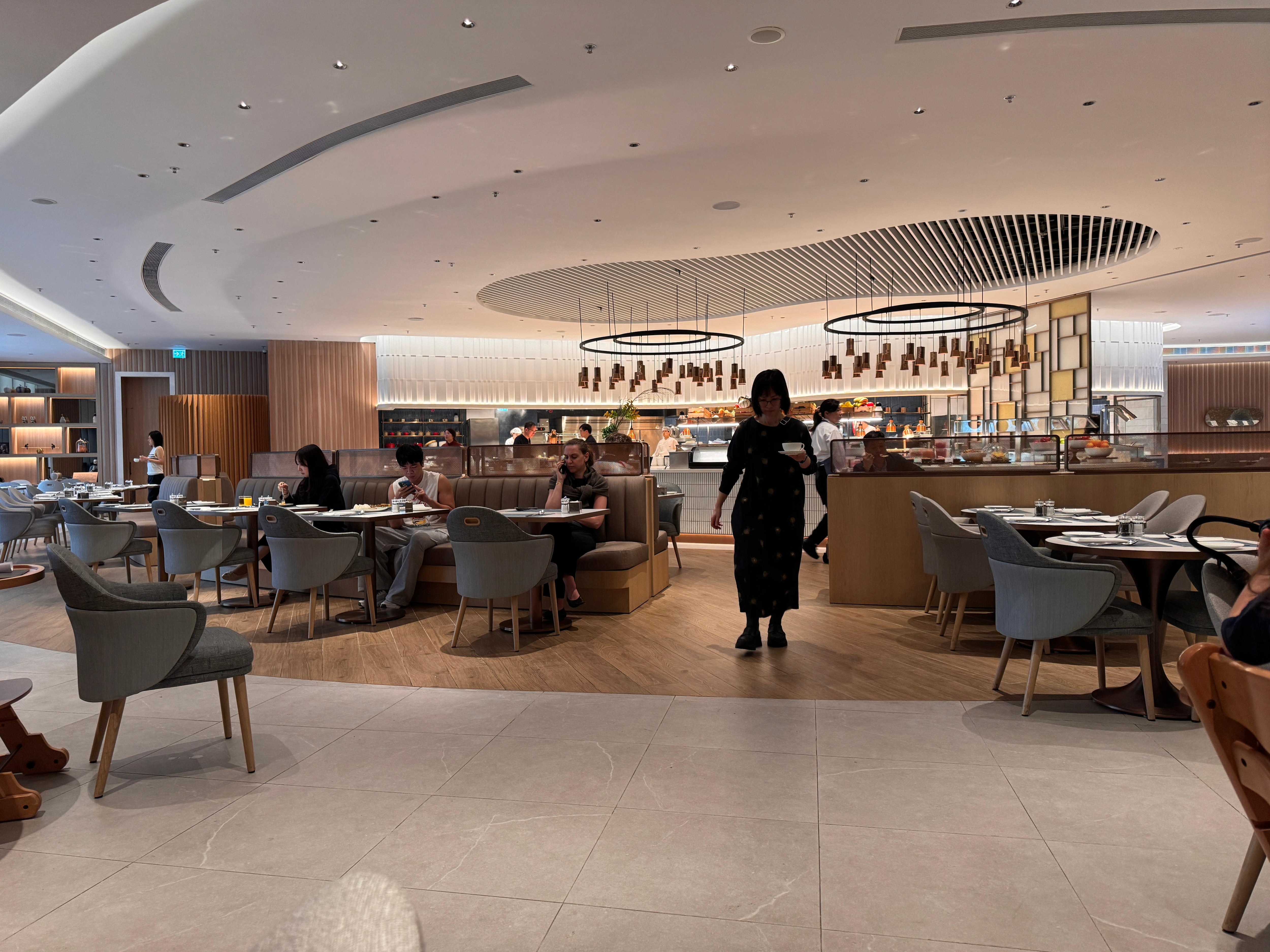 広く清潔な朝食バイキング