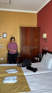 Quarto triplo no quarto andar, com amenidades na cama