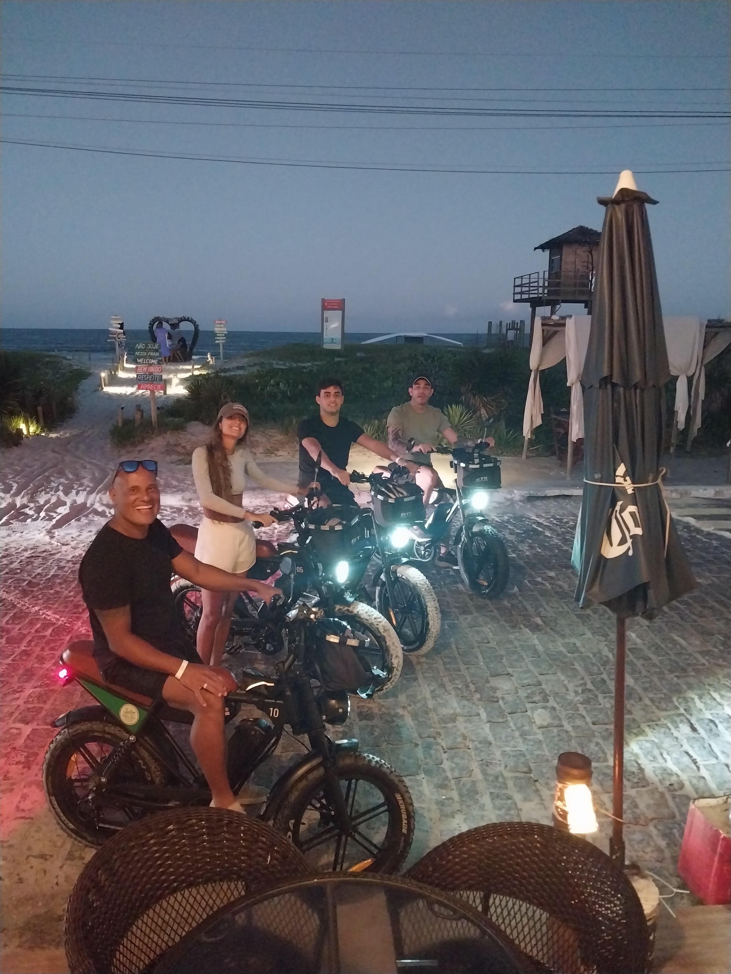 passeio com bicicleta eletrica na praia do foguete