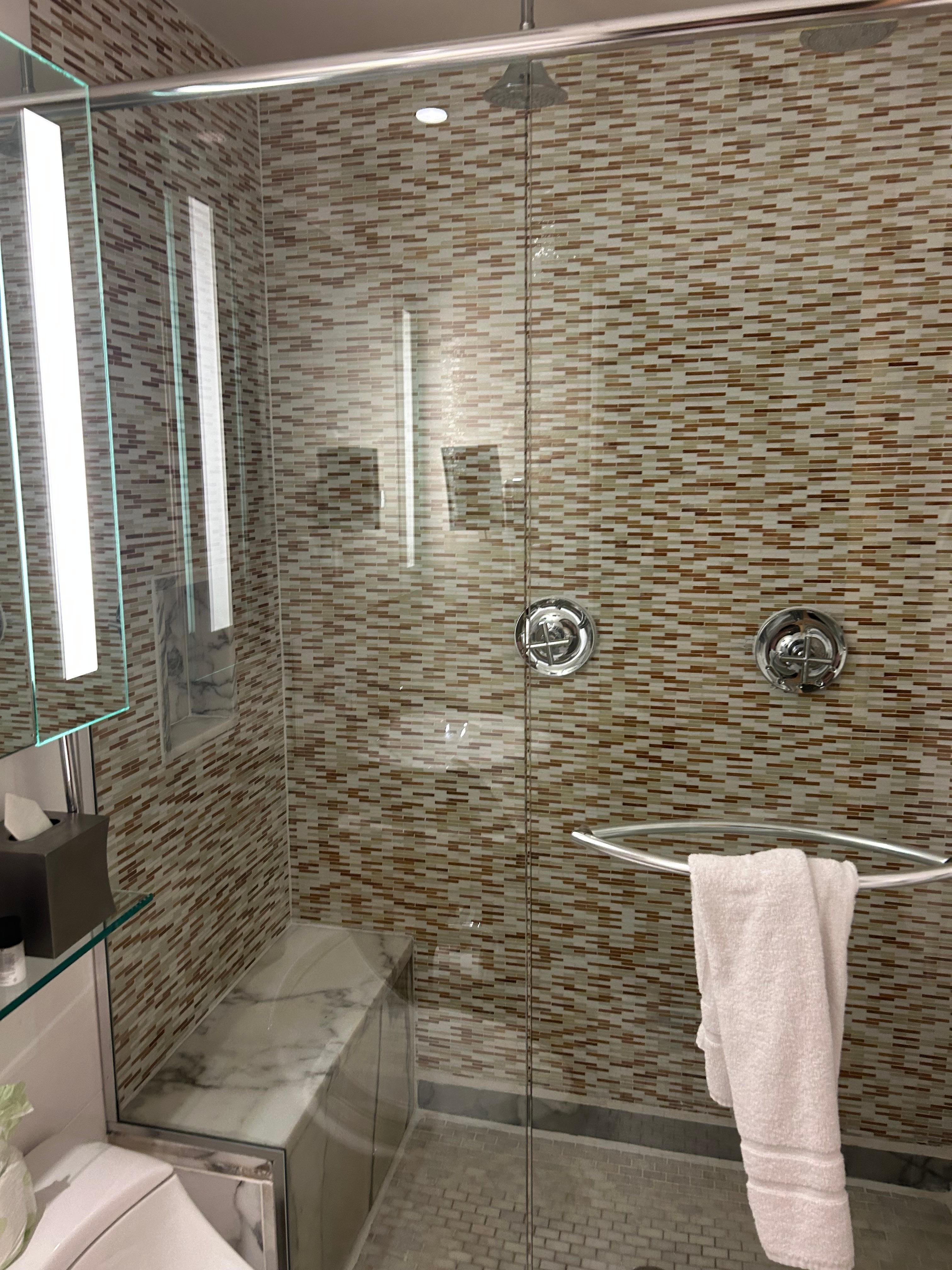 There were 2 clean beautiful bathrooms in the upstairs bedrooms
1/2 bath downstairs 