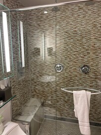 There were 2 clean beautiful bathrooms in the upstairs bedrooms
1/2 bath downstairs