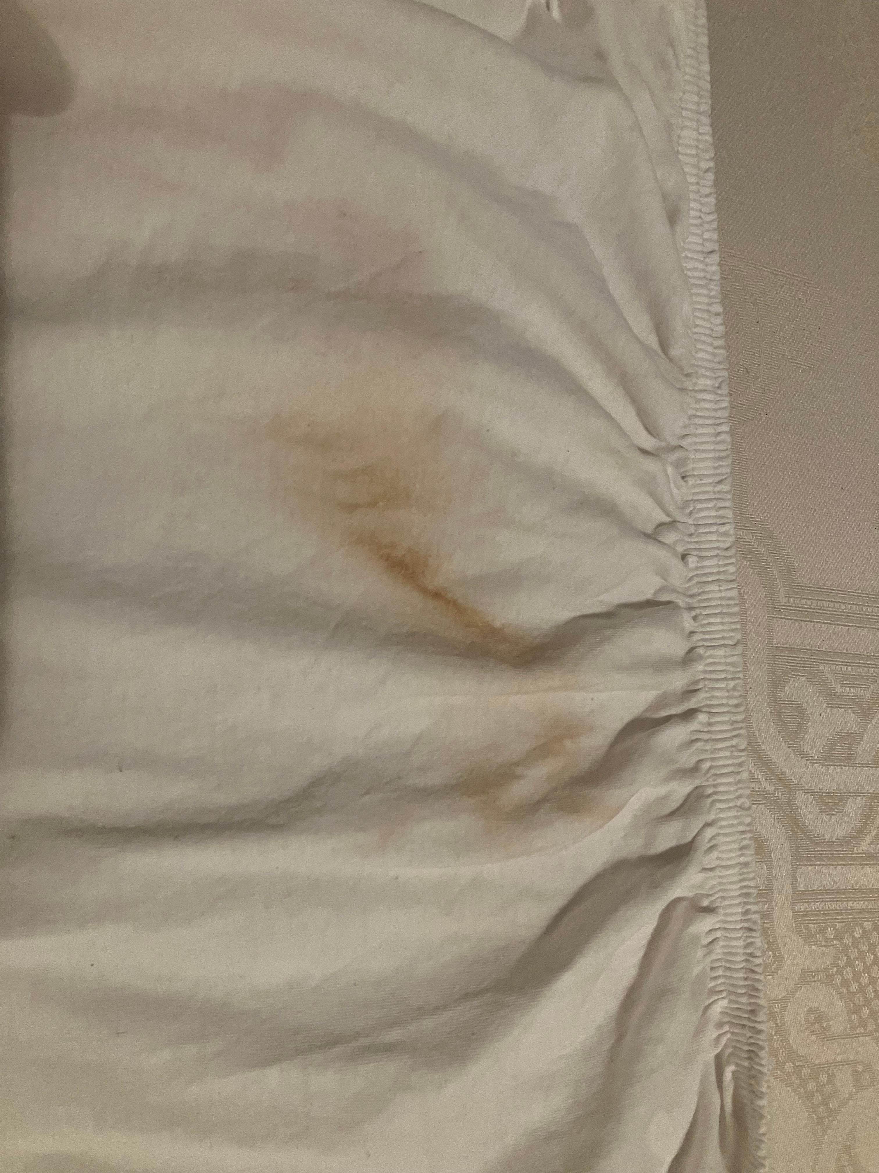 Versifftes Bettlaken zur Begrüßung 