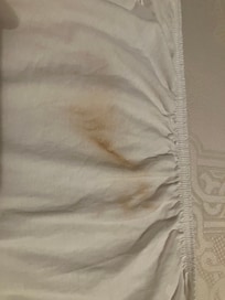 Versifftes Bettlaken zur Begrüßung