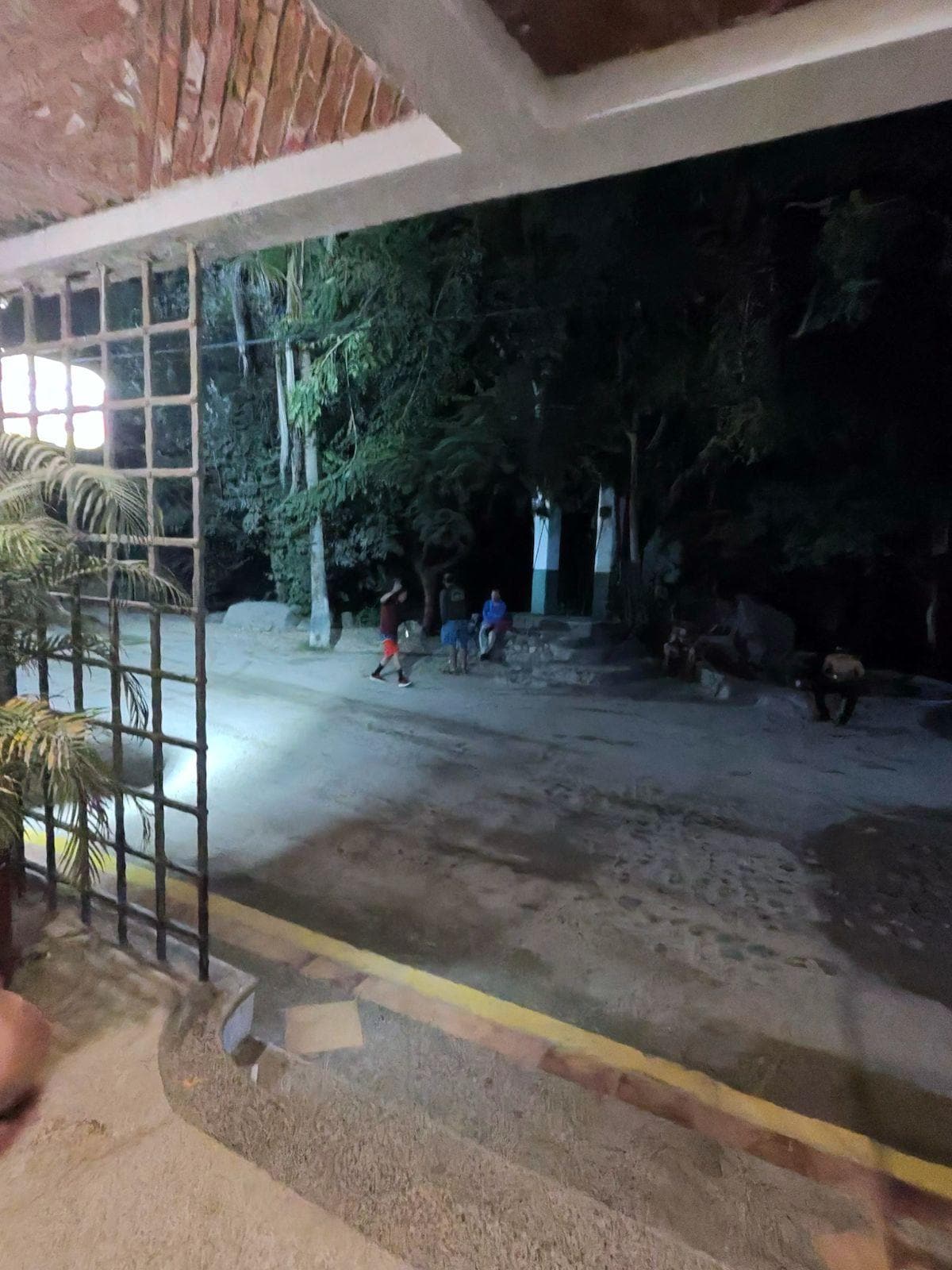 Drogadictos a toda hora en la entrada 