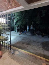 Drogadictos a toda hora en la entrada