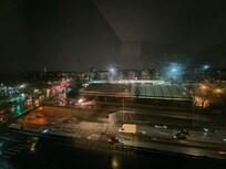 明け方の窓外。地下鉄とトラムの駅が、至近です。