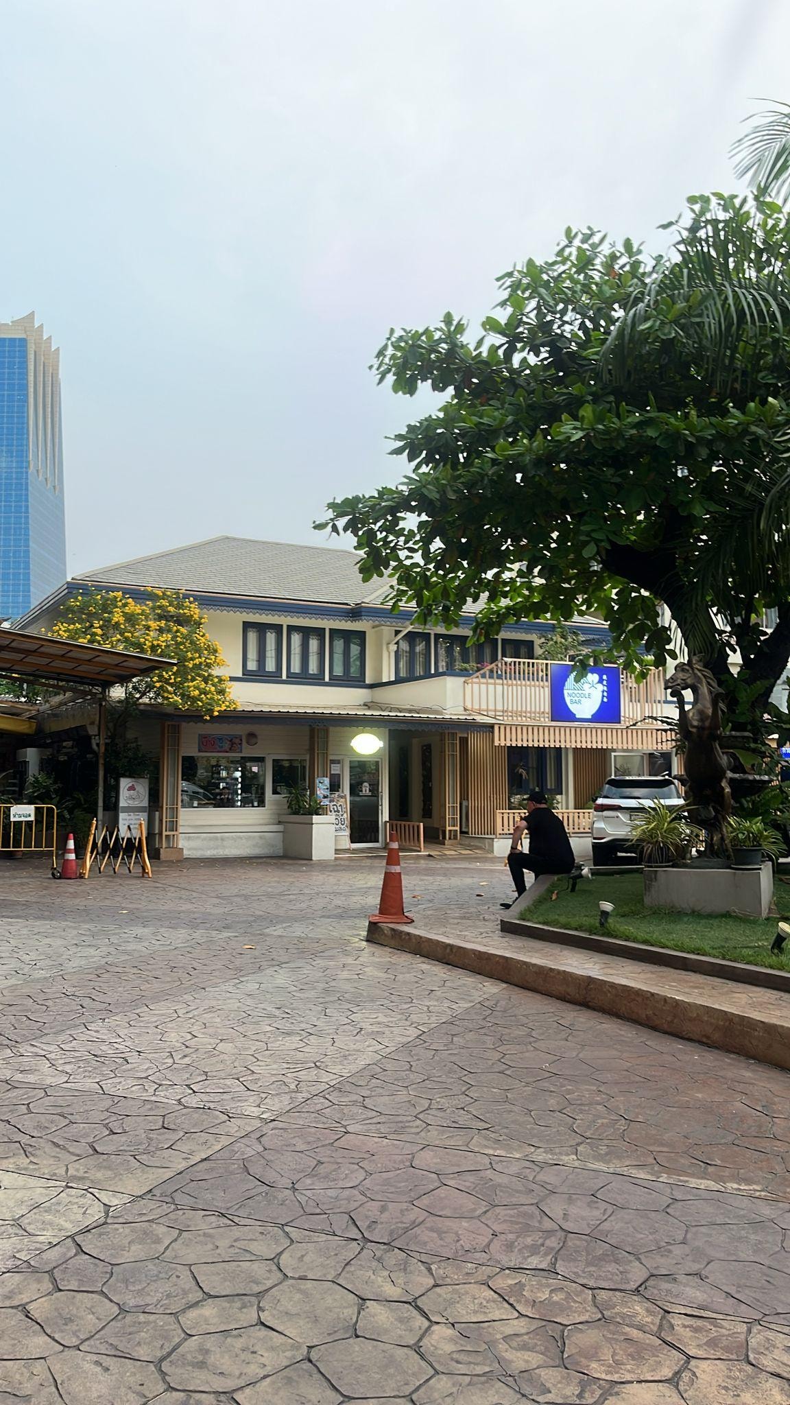 restaurants attached to the hotel 