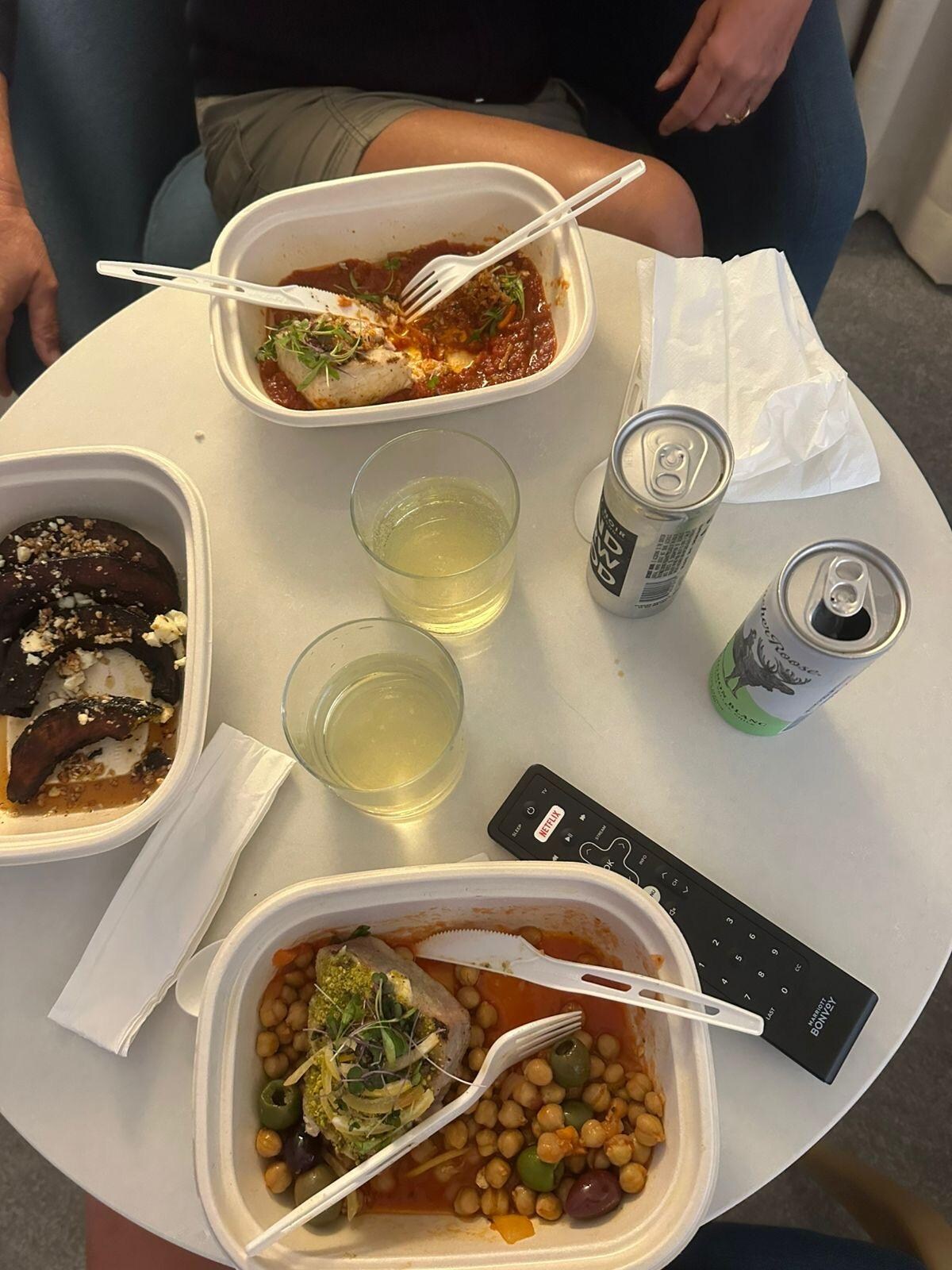Quel dommage, les plats du Mara restaurant délicieux mais servis en chambre comme ça, quel gâchis 