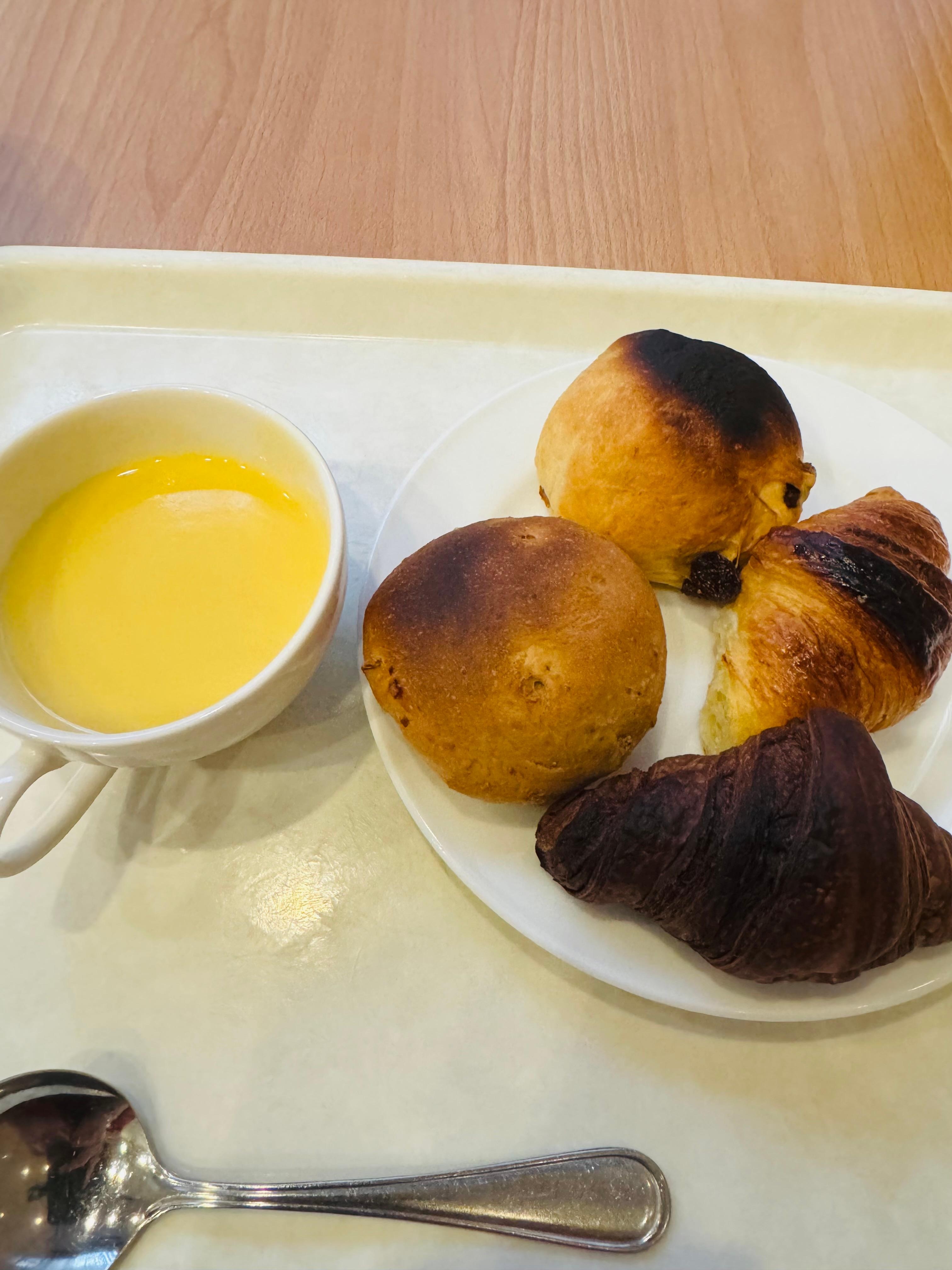 クロワッサンが特に美味しかったです。
コーンスープは濃厚でした。