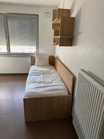 Lit simple de la chambre qui m’a été attribuée